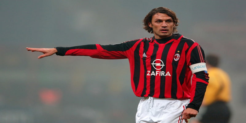 Sự nghiệp của Maldini gắn liền với chiếc áo đấu của câu lạc bộ AC Milan