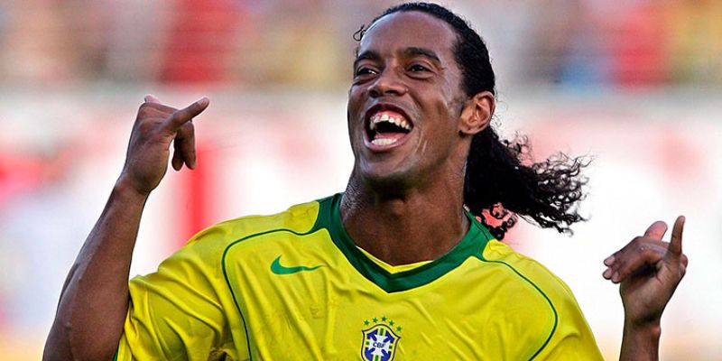 Ronaldinho tạo ra những khoảnh khắc khó tin trên sân cỏ