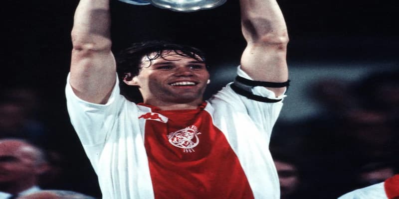 Van Basten thi đấu cho Ajax đã giành được nhiều danh hiệu nổi bật