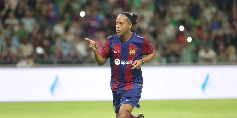 Năm 2003 là một bước ngoặt trong sự nghiệp của Ronaldinho khi anh chuyển tới Barcelona