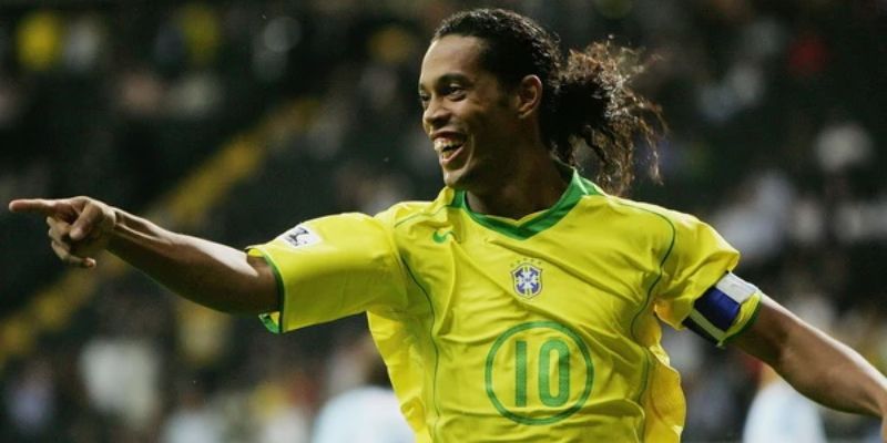 Ronaldinho ghi nhận giai đoạn thành công khi anh gia nhập Paris Saint-Germain (PSG)