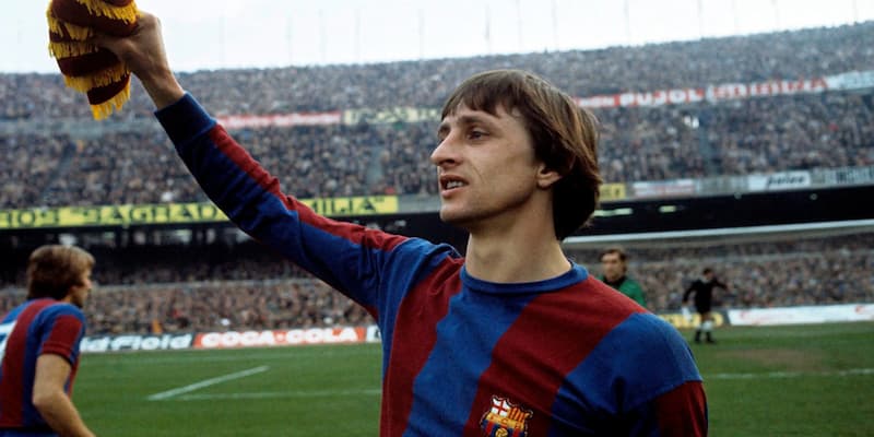 Johan Cruyff - một trong những cầu có trong top 10 cầu thủ vĩ đại nhất mọi thời đại