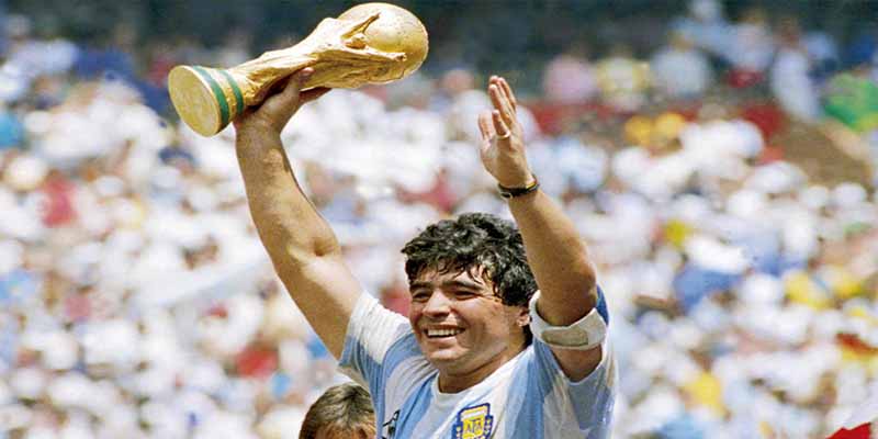 Diego Maradona dẫn đầu top 10 tiền vệ hay nhất mọi thời đại