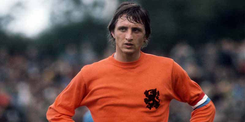 Johan Cruyff là cha đẻ của lối đá tấn công tổng lực