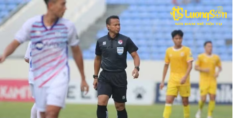 Trọng tài Razlan Joffri Bin Ali bắt chính trận Quảng Nam thắng SLNA 4-2 ở vòng 24 V-League 2023-2024.