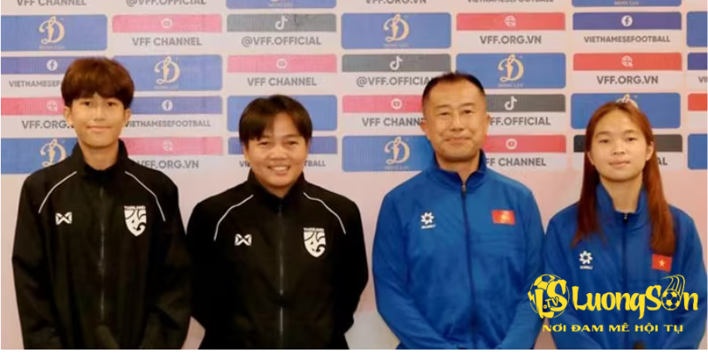 Huấn luyện viên và đại diện cầu thủ hai đội U17 nữ Thái Lan và U17 nữ Việt Nam tại buổi họp báo trước trận đấu.